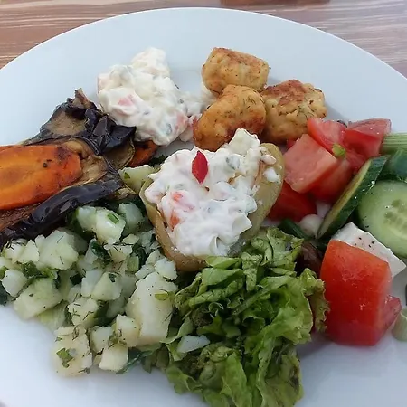 ذا فيرست فندق Gjirokastër