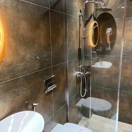 فندق ذا فيرست Gjirokastër