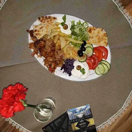 ذا فيرست فندق Gjirokastër